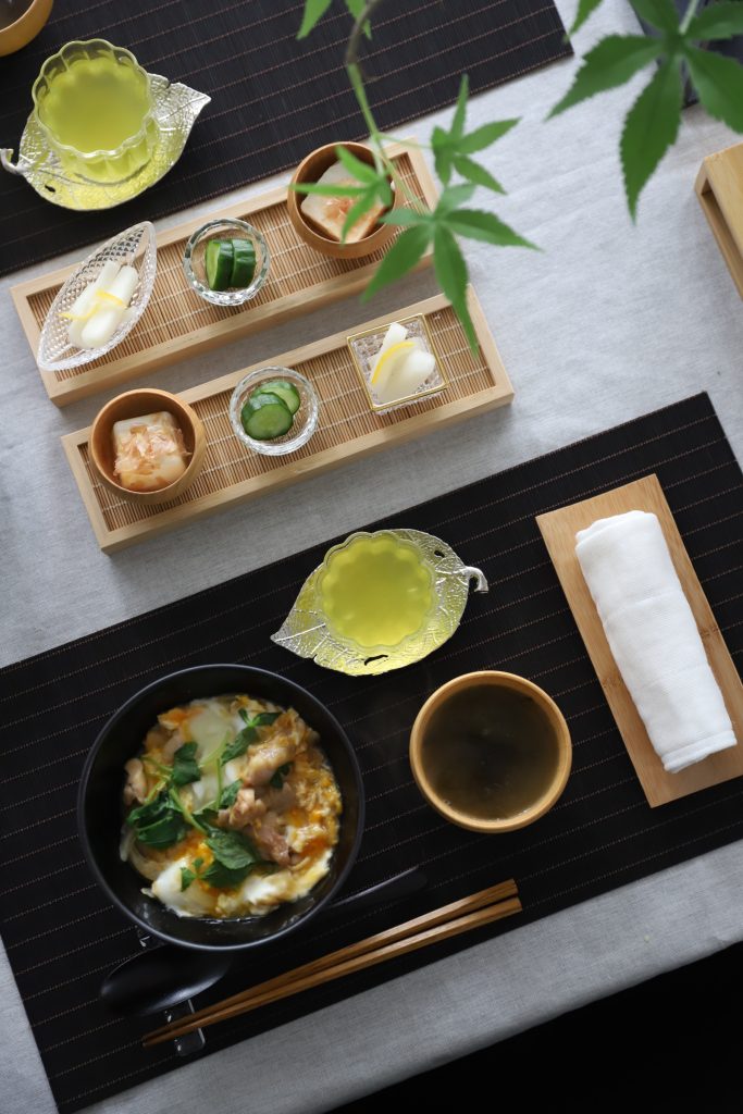 おうちでお店のような食卓を～最小限の枚数で「買い足す」「揃える」 白い器、黒い器、グレーの器2ページ目キナリノ