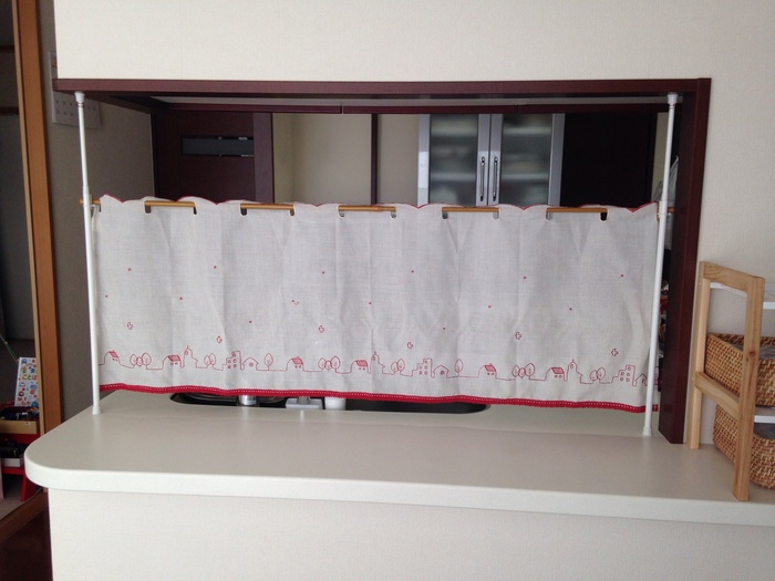 キッチンの目隠しカーテンのアイデア実例集！収納や小窓を隠すおしゃれDIY！folk