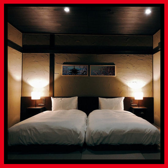 築35年賃貸の6畳和室Roomtour🍵, ⁡, 〜〜〜〜〜〜〜〜〜〜〜〜〜, ⁡, いかにも古そうな和室ですが、,インテリア次第で居心地の良い空間に❤︎, ⁡, ⁡, 普段は寝室兼作業部屋として使っています🙋‍♀️, ⁡, ⁡,ベッドを置いてしまうと狭くて圧迫感が出てしまうので、, スノコの上にマットレスを敷いています✌️, ⁡, ⁡, デスク周りは1番好きな場所かも❤︎,⁡,