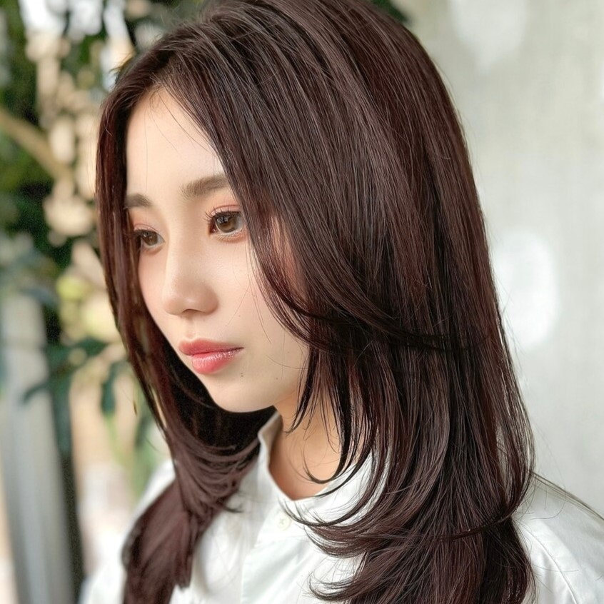 表面のレイヤーでフワッと動くミディアムstyleRina 韓国風レイヤーcut Anli所属 のヘアカタログ 20240613083858 ミニモ