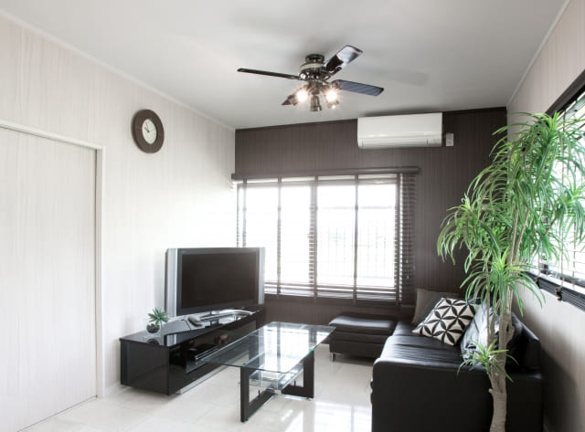 アメリカ式のシンプルなリビングルームのシャンデリアレストランの寝室のライトは贅沢な雰囲気です。 スモークグレークリスタルシャンデリアリビング ルームベッドルームモダンミニマリストレストランキャンドルライト家庭用衣料品店LEDライト リビングルームシャンデリア