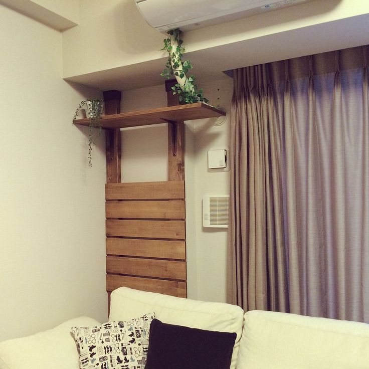 忍法配管隠しの術 1枚目 エアコンの配管が集中しててタコ足みたいになってて、不恰好だなー。 2枚目 フェイクグリーンで配管隠しの術！どうでしょう、おしゃれに隠せましたかね？！ もっともっと、ボタニカルな感じにしたくなってしまった。 予算ないので、この辺で