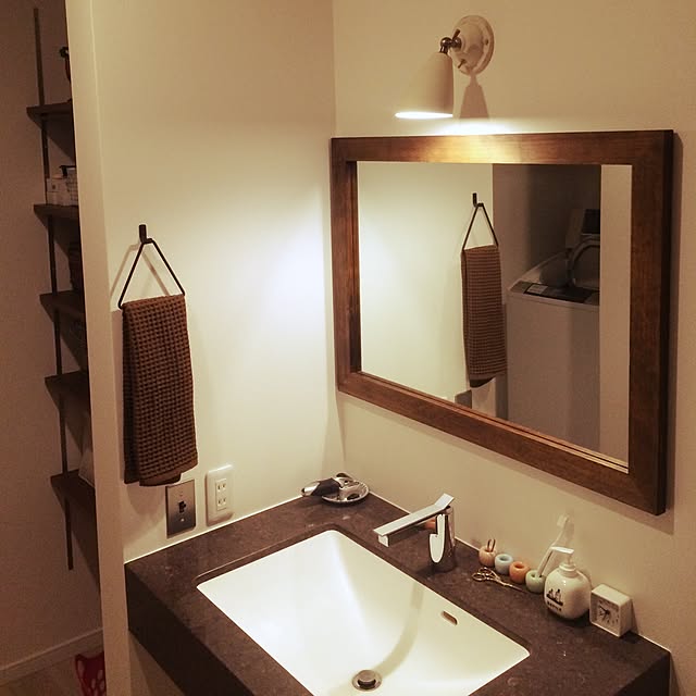 人気の洗面台「フィオレット」美しいデザインと、 お手入れのしやすさが特長のフィオレット。 天板部分は、 約92％が最も硬い鉱物の一つである