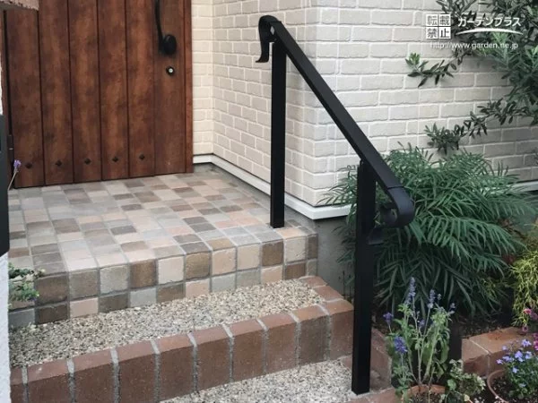 屋内 屋外階段用手すり階段手すりレールサポートキット、手すり支柱付き、階段手すりフェンスポール、トランジショナル手すり、パラペットレ 手すり 階段おしゃれ 玄関 屋外 手摺 手摺り 介護 後付け エトランポU 笠木目板 ベースプレート支柱 上面タイプ １段セット 水