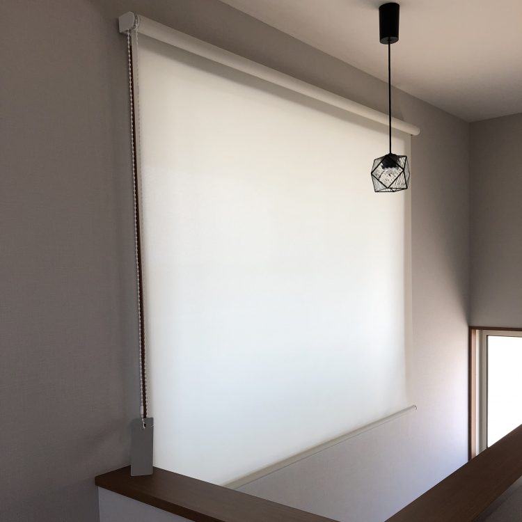 吹き抜け窓にロールスクリーンはいらない？ 電動・手動取り付け費用、業者選び解説リフォームのことなら家仲間コム