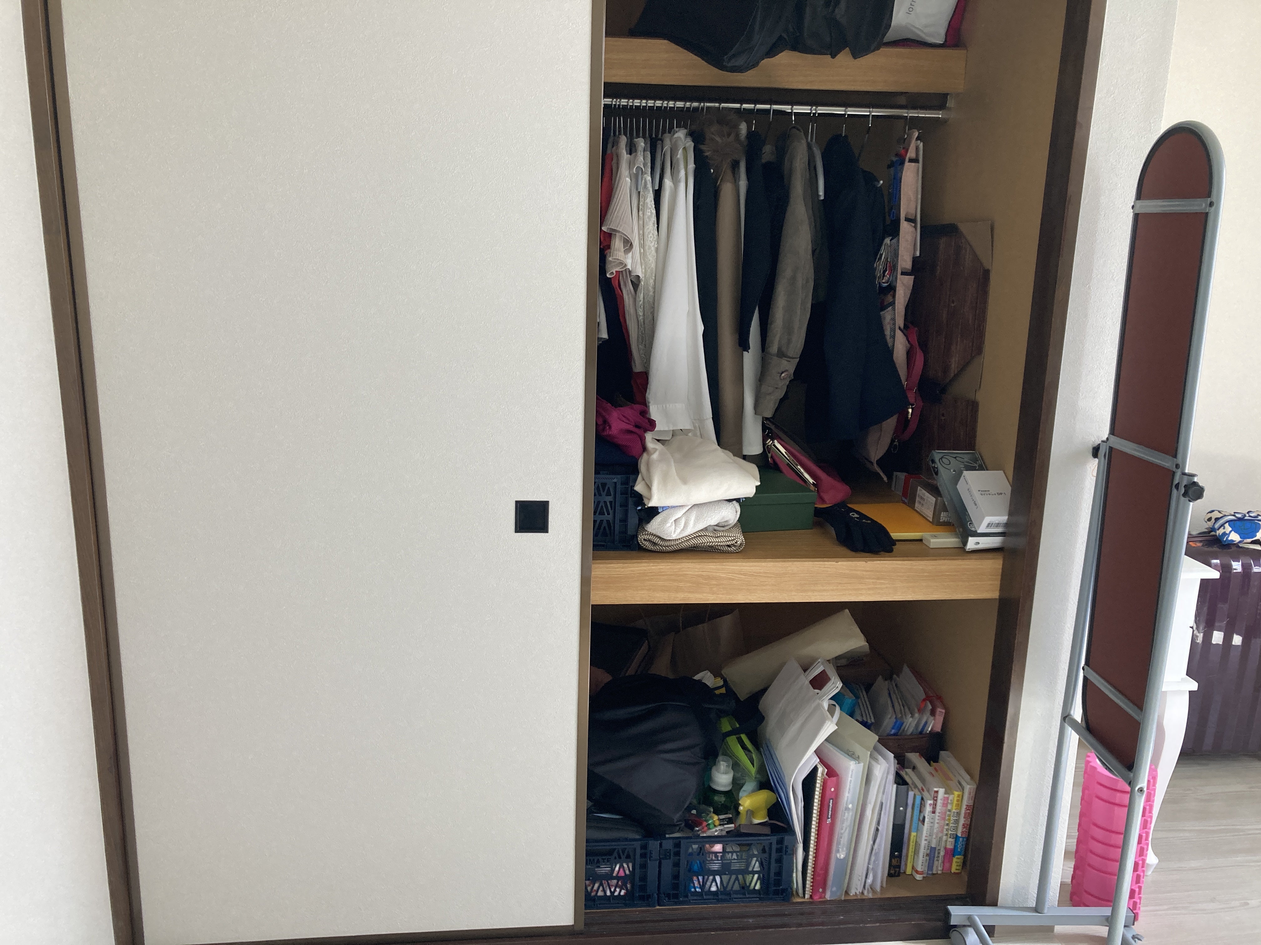 奥行きのある収納が使いづらい理由と、クローゼット活用アイデア 壁面収納・本棚 OSAMARU オサマル