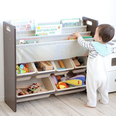 片づけに追われる日々を卒業しよう⁡ おもちゃ棚の作り方。 ➖➖➖➖➖➖➖➖➖➖➖ ⁡ どんどん増えるおもちゃ。 メインのおもちゃ棚はニトリの棚を使っています。⁡ ニトリの棚は棚を追加できるのが便利！ ⁡ 収納ボックスはセリアと無印のモノを。 ⁡ おもちゃ棚は