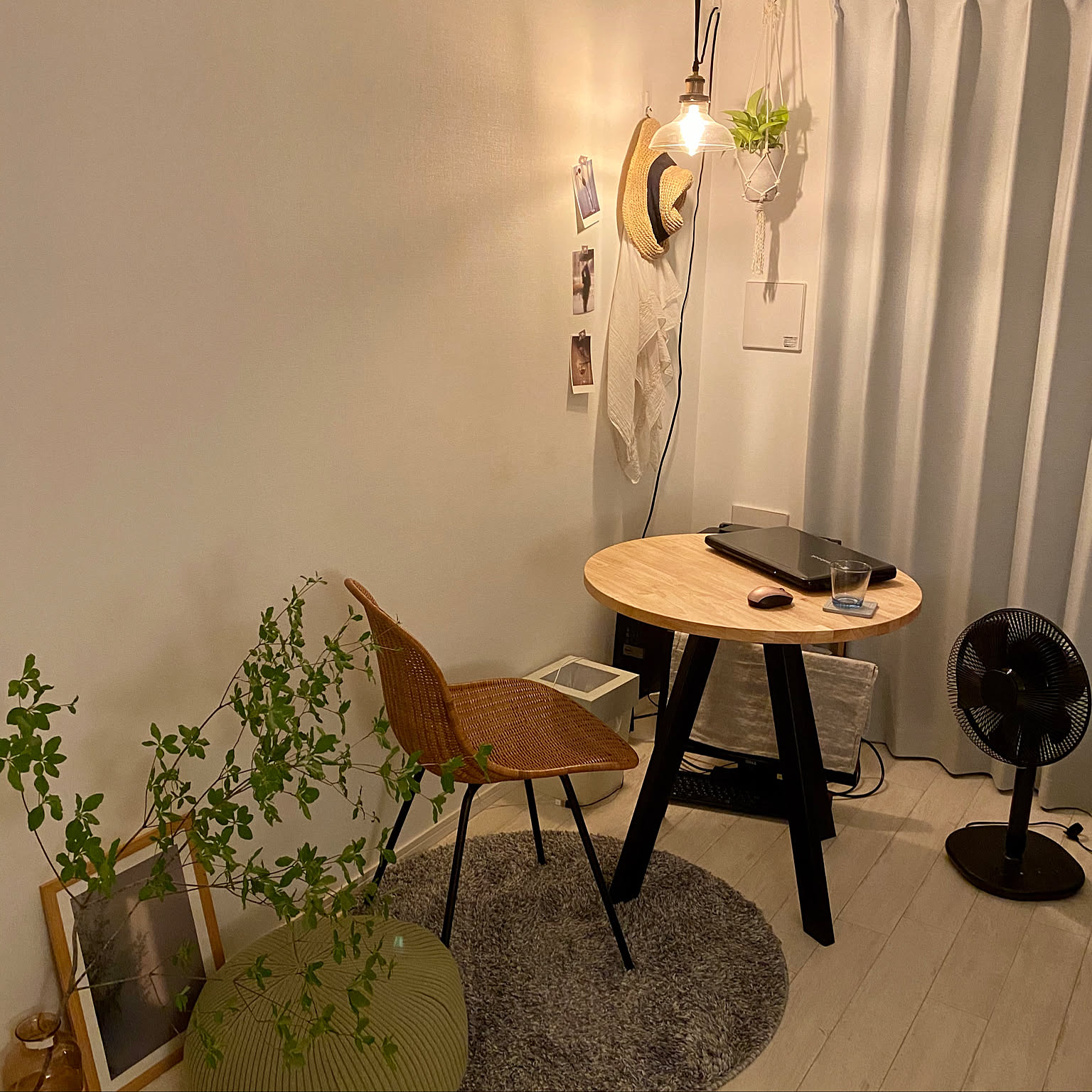 ブックラック付き丸型ダイニングテーブル ダイニングテーブル ラウンド 丸形 円形 食卓 机 デスク 収納 棚付き コンパクト 省スペースカフェテーブル 丸型 ブックラック マガジンラック 幅72 本 PC 雑誌 来客 食事 作業台 リビング 一人暮らし 1人掛け -アンココン