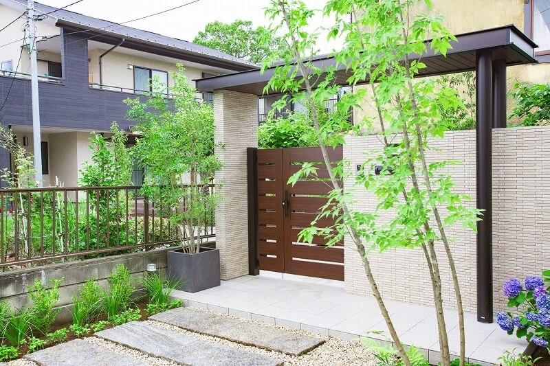 YKK APの雨よけ玄関屋根と目隠し門塀と植栽がおしゃれな外構施工例 坂戸市- 川越の外構・エクステリア は全国トップレベルの受賞歴を誇るアークふくしまへ