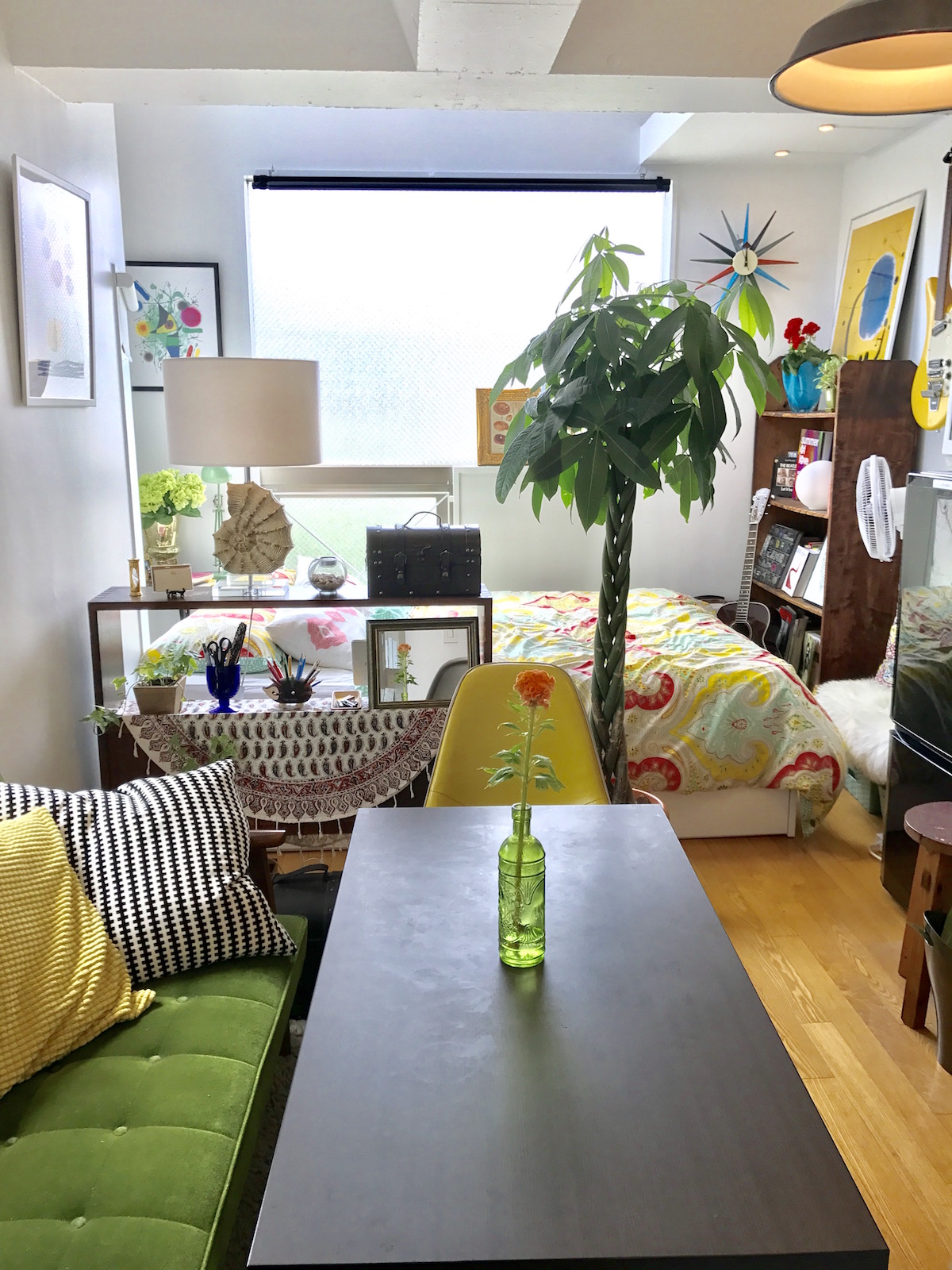 saekoこの角度から見ると我ながらずいぶんごちゃごちゃした部屋だな。 何人家族なんだろうという椅子だな。笑 ＊＊＊部屋作り部屋づくり海外インテリアカラフルインテリア北欧インテリア1ldkマンションインテリアリノベーションマンションInstagram