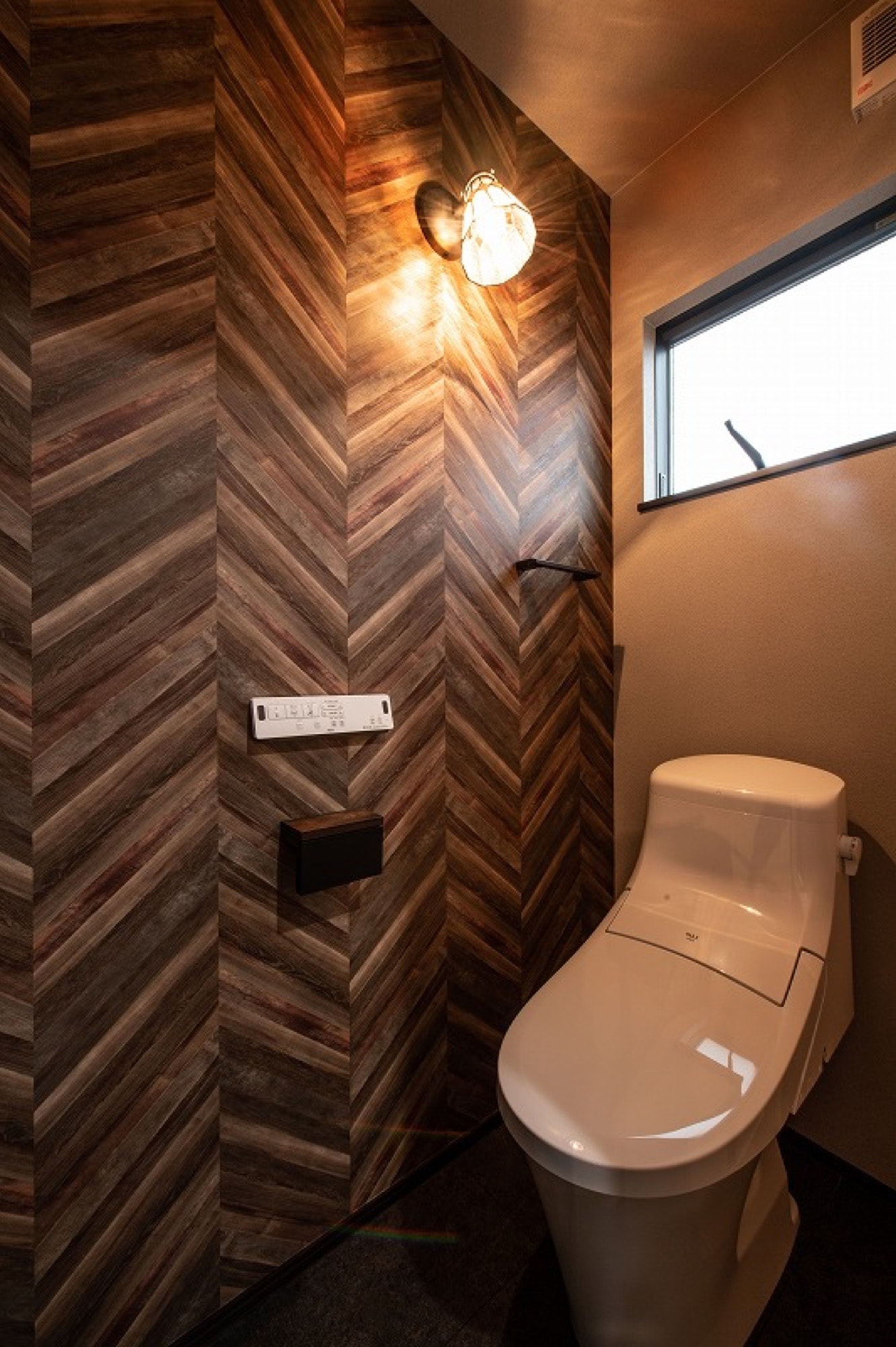 Web内覧会 2階カラフルヘリンボーン壁紙トイレ編 床・照明・クロスなどコタツムリハウス