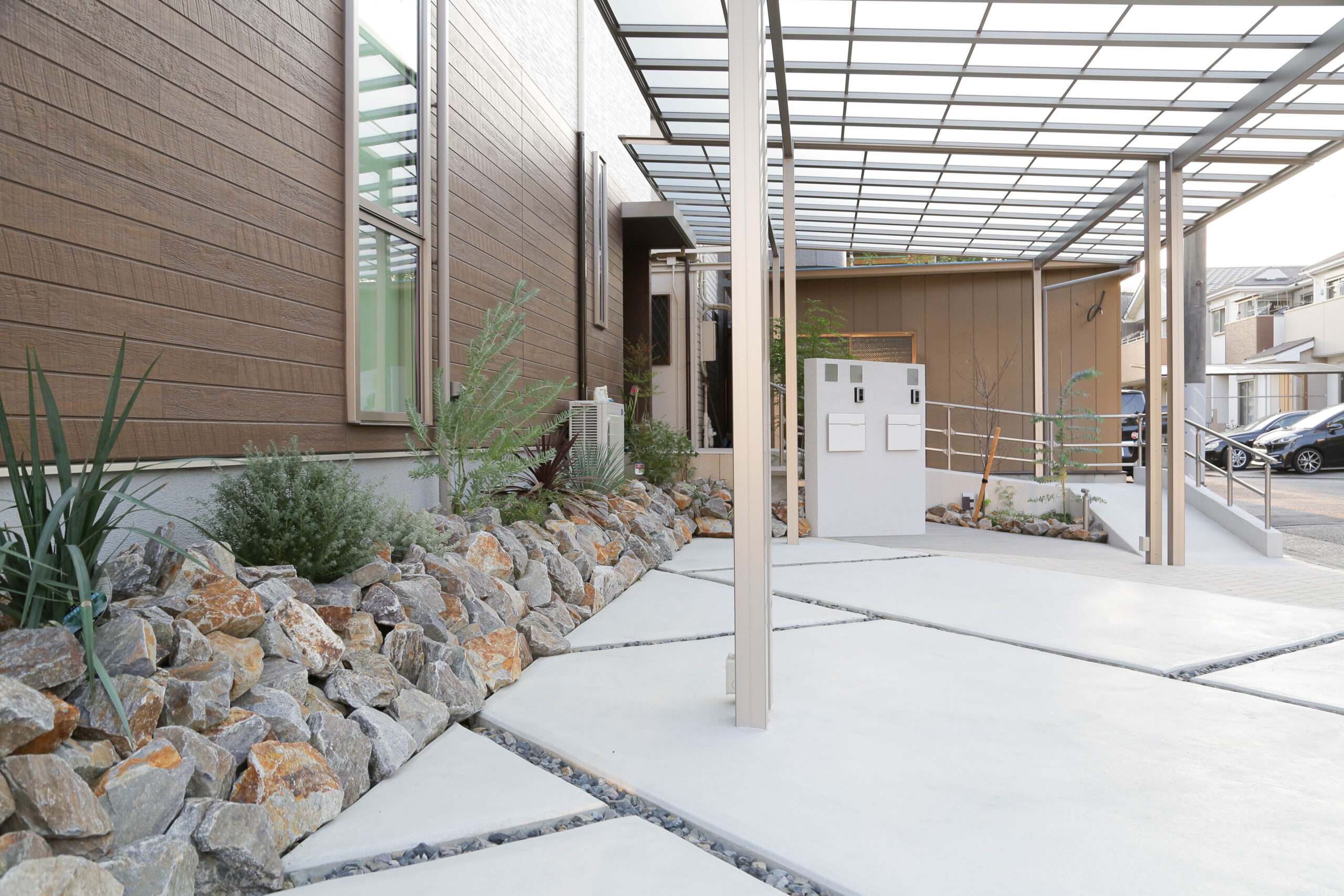 おしゃれでコストを抑えた駐車場づくりの4つのアイデア - GardenJournalGarden journalガーデンジャーナル