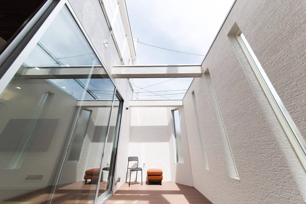 中庭のある家に住んで後悔した理由デメリット解消方法 虫対策、大雨対策など 、中庭のメリットも解説 -「優美」な暮らしを叶える注文住宅・設計事務所ならスムトコ