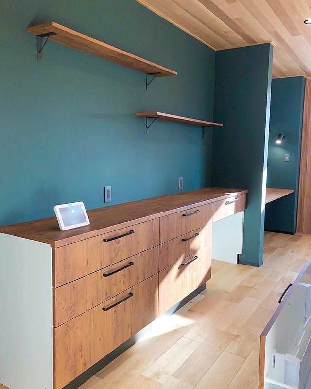 グリーンの アクセントクロス がオシャレなキッチン😊キッチンカウンターキッチン収納クロス壁紙 - - - - - - -﻿他の施工事例⇒ @amerikayaarchitecture﻿ - - - - - - - ﻿ ﻿あめりか屋 は カリフォルニアスタイルや サーファーズスタイル のようなアメリカン