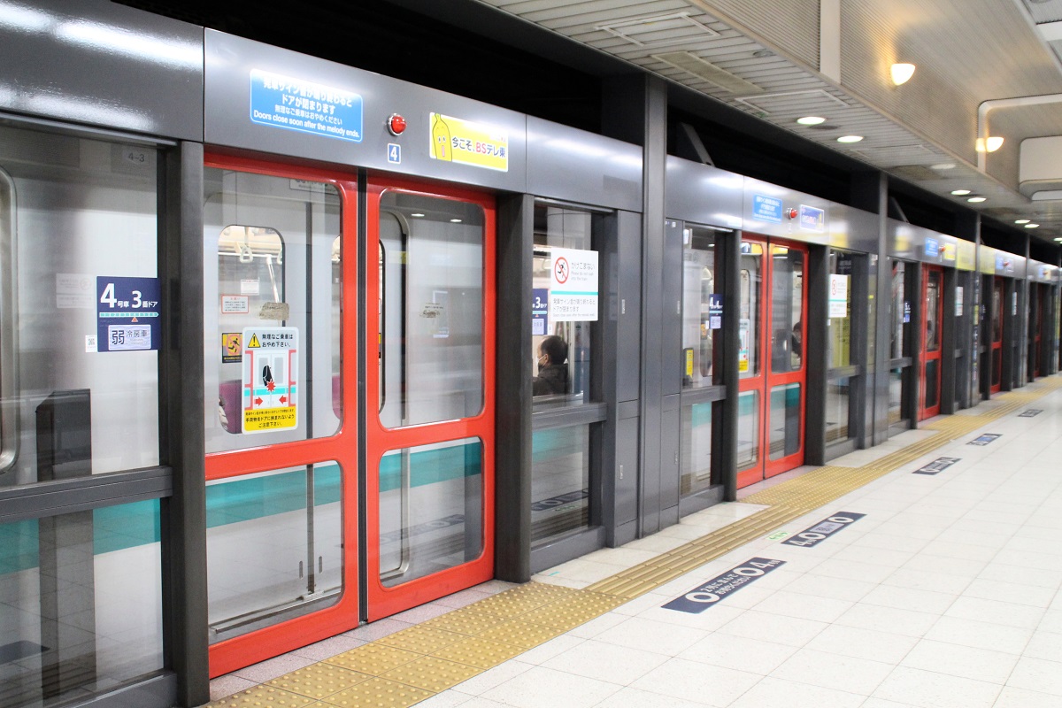 高さも動きもいろいろ 駅のホームドア、その使い分けは 乗りものニュース