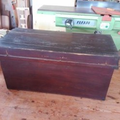 楽天市場 嫁入り道具長持をソファにリメイク 2人掛け 古材 古木 2P 2シーター アンティーク 家具 リビング 木製 無垢材 和モダン 和室 和風昭和レトロ 旅館 和 古民具 古家具 リメイク ディスプレイ カフェ 古民家 インテリア : 古民具・古材再生プロジェクト和人