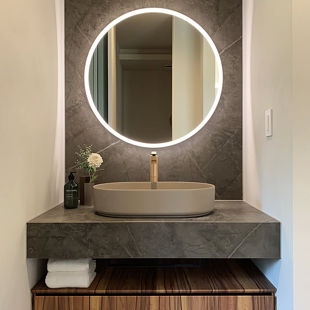 Dekton「Marmorioマルモリオ」をワークトップに使った、シンプルを極めたドレッサー。軽やかですっきりミニマルなパウダールームは、リビングから見えることを想定して、どの角度からも美しく見えるデザインです。ホテルライクなドレッサーを、あなたの邸宅に。 カラー