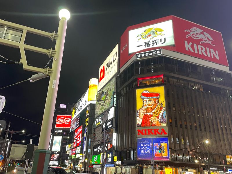 ご近所ガイドと行く①ディープな地下酒場、ラーメン三昧、”クラーク博士”が札幌すすきのの遊び方を教えてくれる！ – W LIFE