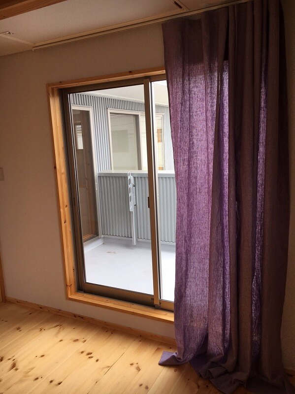 カーテン 片開きの工夫＊カーテン連結＊サイド固定＊中央の隙間対策にも◎ミニろぐ 〜 ミニマリスト ✕ DIY ✕ 2人暮らし