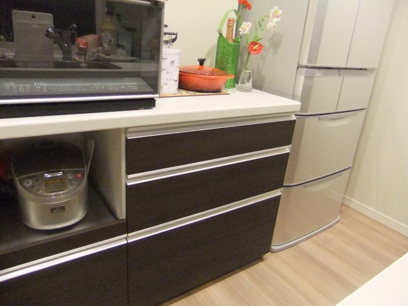 多彩な収納アレンジができるパモウナ食器棚