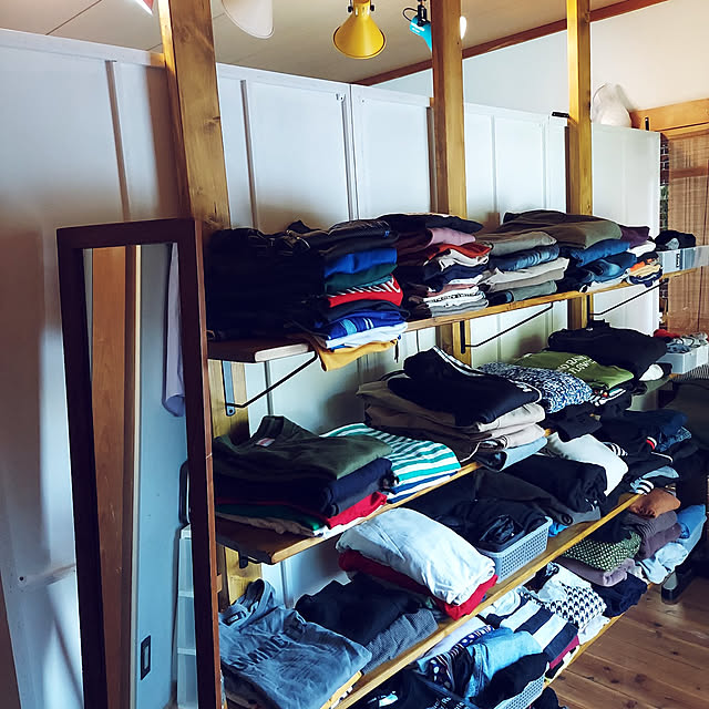 kozue持ちすぎない暮らし最近の子ども服収納以前から和室の床の間を収納スペースとして活用しているのですが、突っ張り棒の位置を少し低くして子ども用の小さなクローゼットにしてみました。Instagram