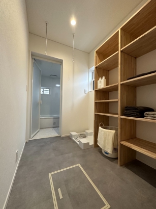 家事ラクを叶える6帖のファミクロ&回遊動線と癒やしの畳リビングがある家 富山で注文住宅を建てる岡崎工務店のフォトギャラリ