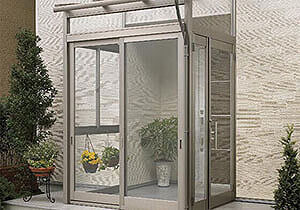 北海道の雪対策！ 玄関回りの吹き溜まりを、後付け風除室 玄関フード で解消 札幌市北区公式 札幌トーヨー住器株式会社sapporo-tyj.co.jp