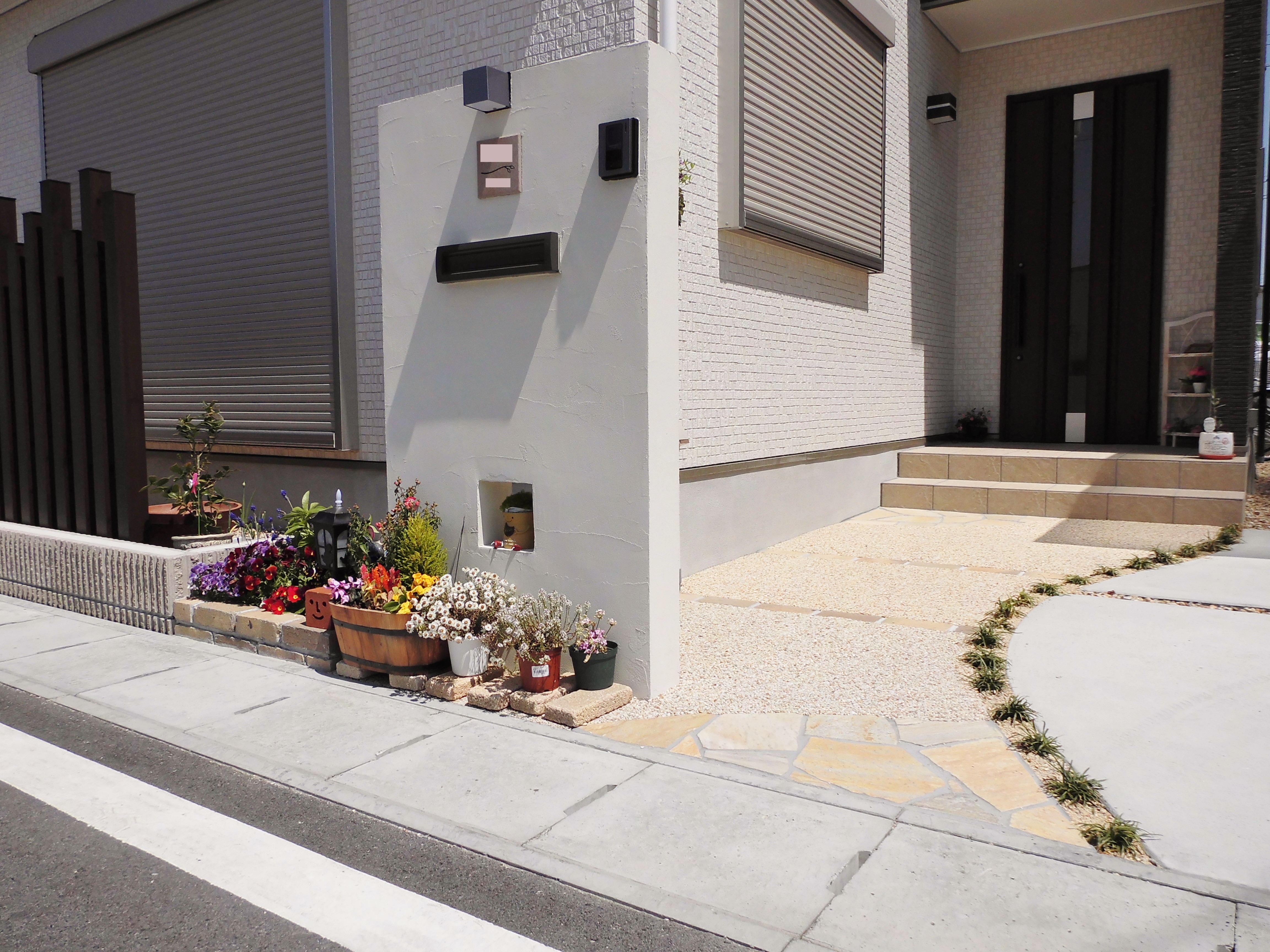 門柱・アプローチ周りの花をイメチェン！LOVE SPS スマートパワーステーション からのスネ夫ハウス♪