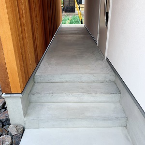 墨モルタルとは？おしゃれな玄関アプローチにおすすめの理由と注意点 - メモリア外構・エクステリア浜松市