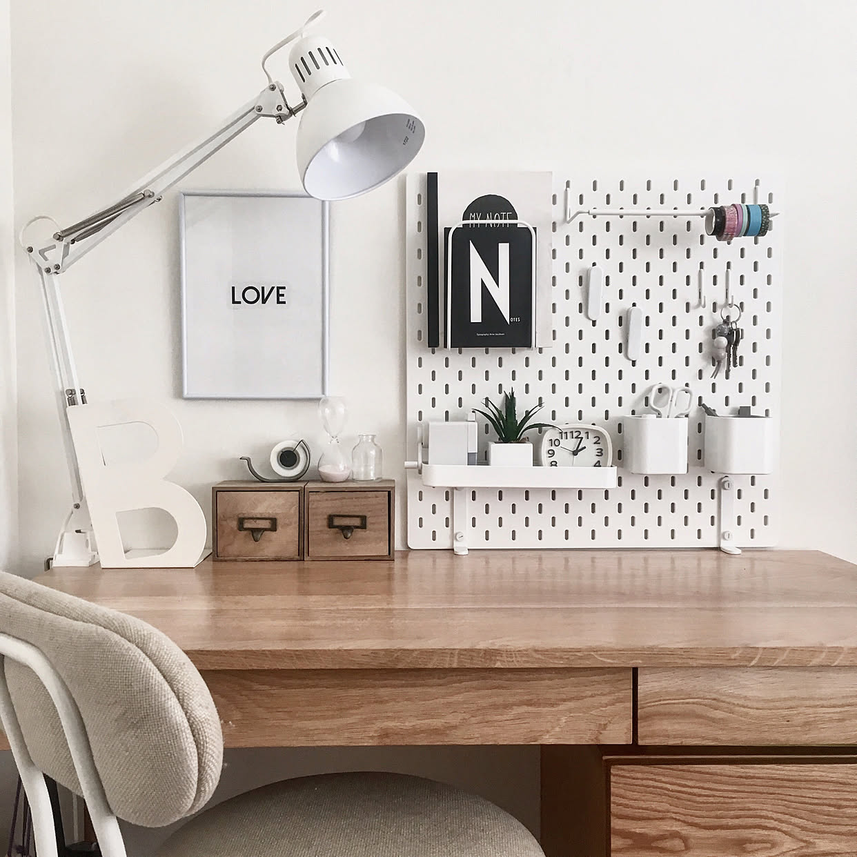 スタイリッシュで実用的！自由に伸縮するデスク上置き棚と本立て 楽天市場 卓上収納 引き出し 伸縮 デスク上 棚 両面 可動棚 オープンラック 木製スリム おしゃれ 文房具 収納 ディスプレイ 収納ラック スライド 本棚 本立て 木 収納棚 シンプル 約 奥行22cm 高さ30