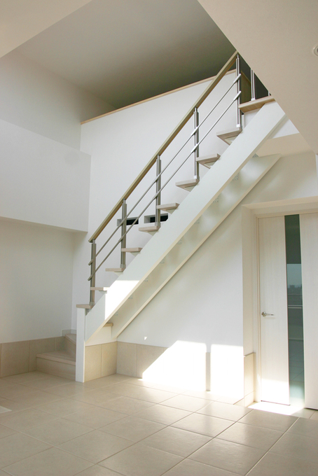 手動のロフトはしご壁に取り付けられた屋根裏部屋の階段を引き下ろす