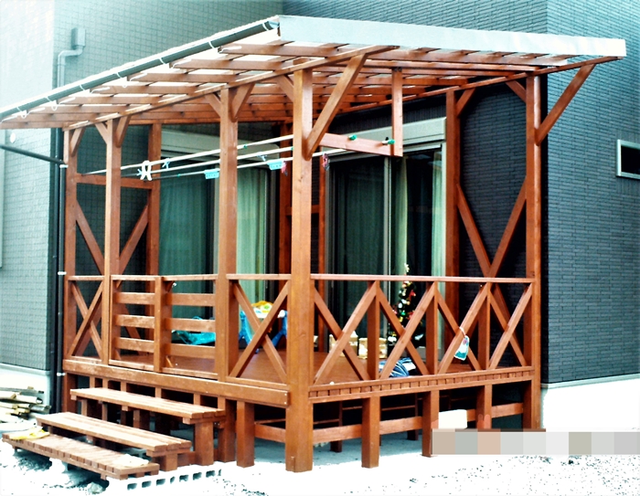 急な雨でも大丈夫！屋根付きのウッドデッキでバーベキュー - 軽井沢の別荘建築・リノベーションベストプランニング 北佐久郡軽井沢町