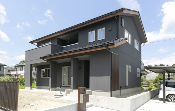 モダンな黒の外壁が印象的なシンプルでお洒落な外観 - 事例写真「リビングに家族が集まりたくなる家」注文住宅のハウスネットギャラリ