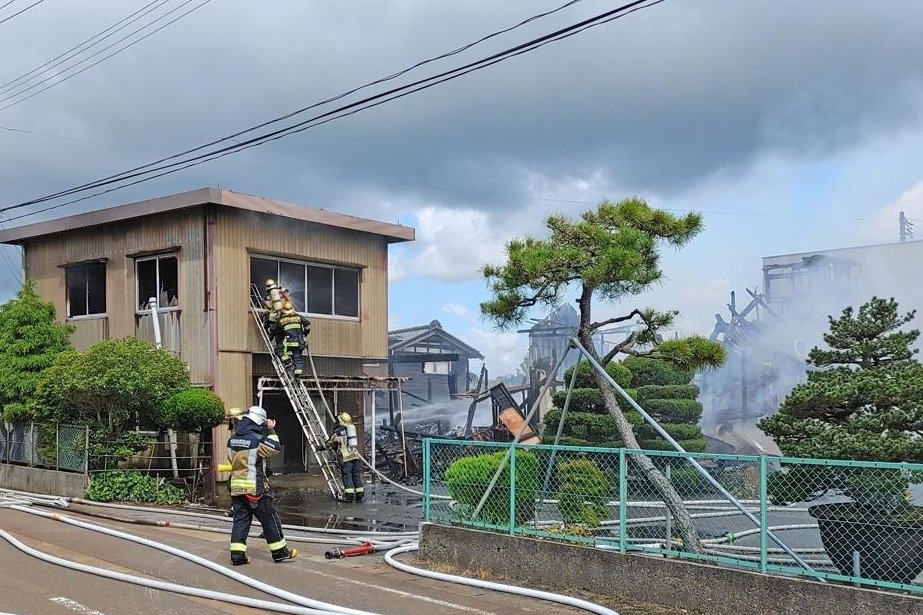 １０棟以上焼く火事 近隣に避難勧告 新潟（2016年12月21日掲載）｜日テレNEWS NNN