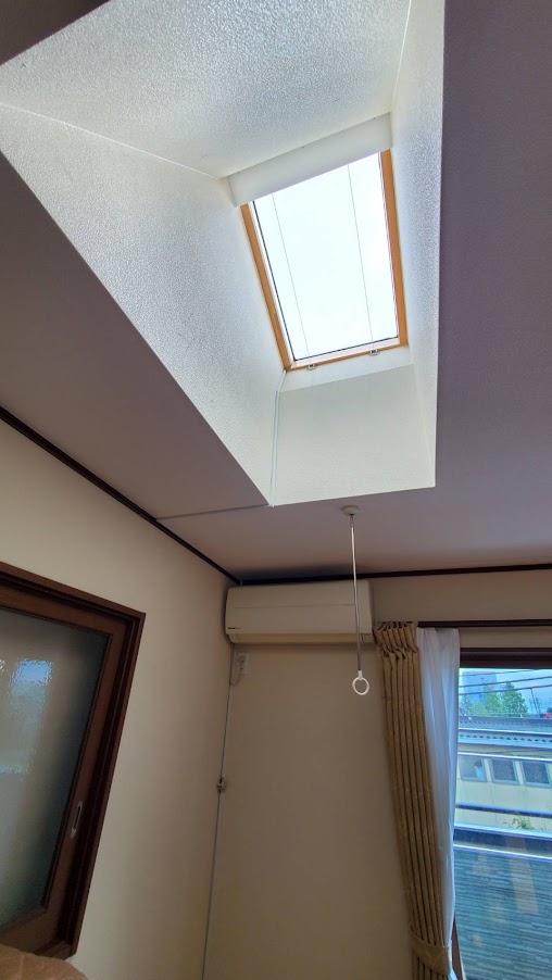 傾斜天井にバーチカルブラインド香川県高松市のオーダーカーテン専門店 布物語 カーテン、ブラインド、ロール カーテン、インテリア用品を提案します