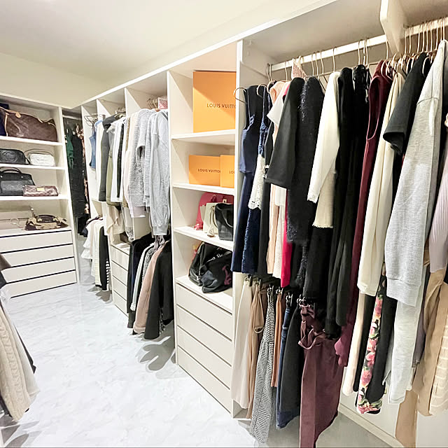 インテリア特集 第4話：朝起きて、服を着替える。毎日のルーチンをハッピーにする、6畳の衣装部屋。 - 北欧、暮らしの道具店