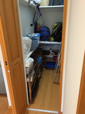 Ｌ字の棚。奥行きのある納戸の収納テクニック清々しい暮らしの道具