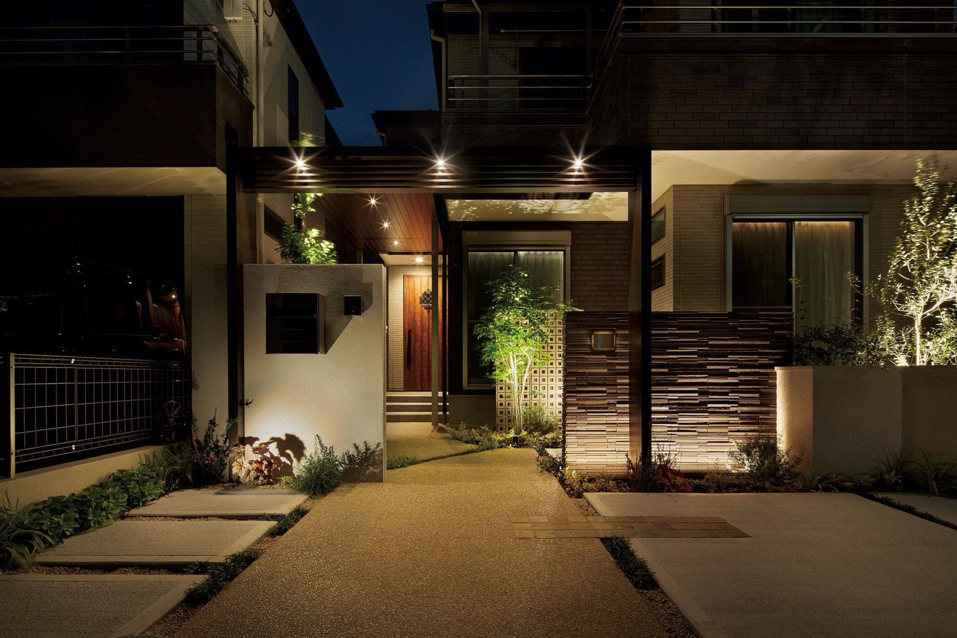 黒い外壁に映える木製の玄関ドアがスタイリッシュな玄関ポーチ - 事例写真「Zigとピーラーの対比する美しい杉の家」注文住宅のハウスネットギャラリ