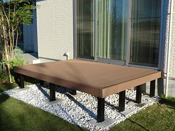 WB邸 ウッドデッキの土台のコンクリート土間作り。群馬の外構・庭づくり専門店安心価格でローコスト施工 ガーデンデザインaoki