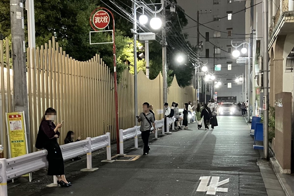 写真：歌舞伎町の「立ちんぼ」女性８０人逮捕 約７割が２０代…激増した〝夜の街〟の背景 |