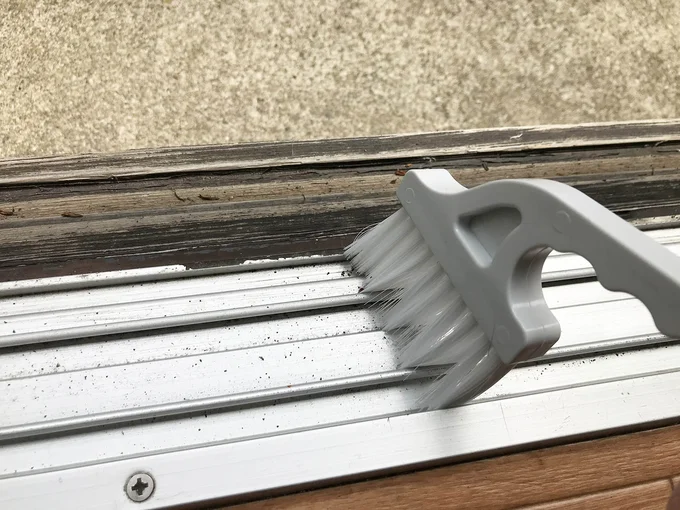 プロがやってる「窓サッシ」の掃除方法！100均や家にある洗剤だけでOK！カビもホコリもドロドロ溶けていく～！イチオシichioshi