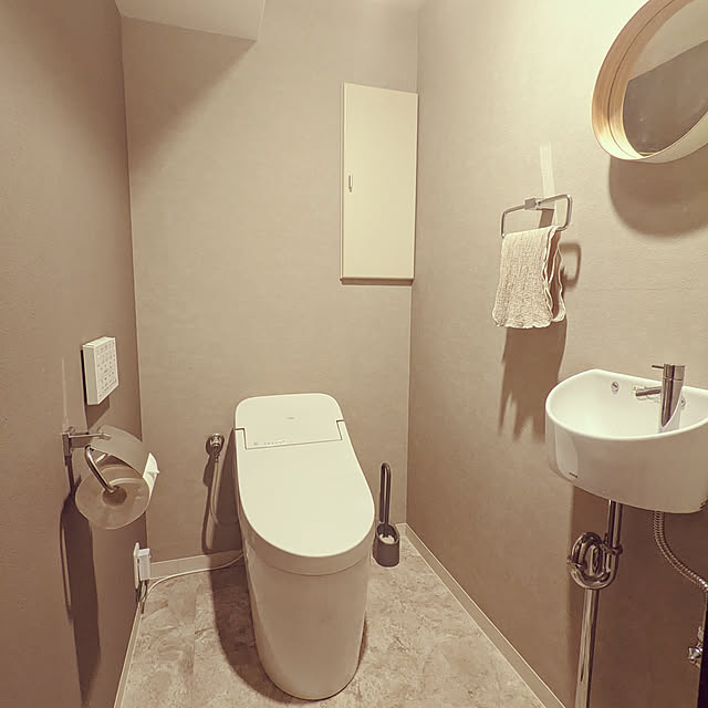 落ち着いた雰囲気のトイレインテリア光の加減で模様が浮かび上がってくる グレージュのアクセントクロスと スタイリッシュなタンクレストイレタンクレス トイレアラウーノs2トイレインテリアグレーインテリア施工事例岡山新築新築一戸建てアイアール