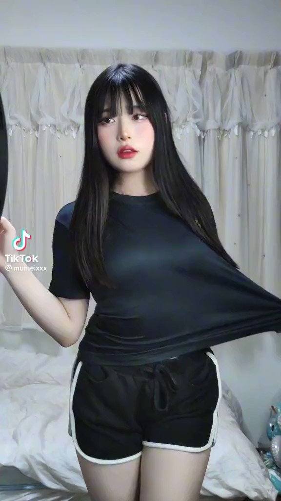 TikTok 乳揺れがすごい -