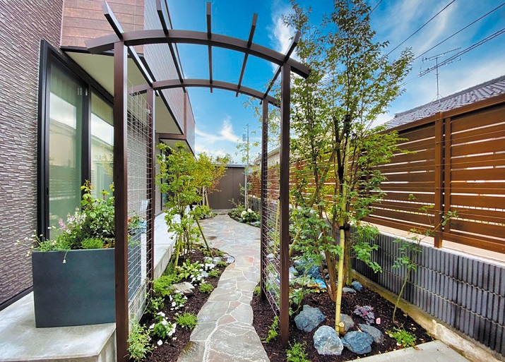 パーゴラとは？後悔や失敗しないための庭おしゃれ提案 - エクステリアのある暮らしブログ