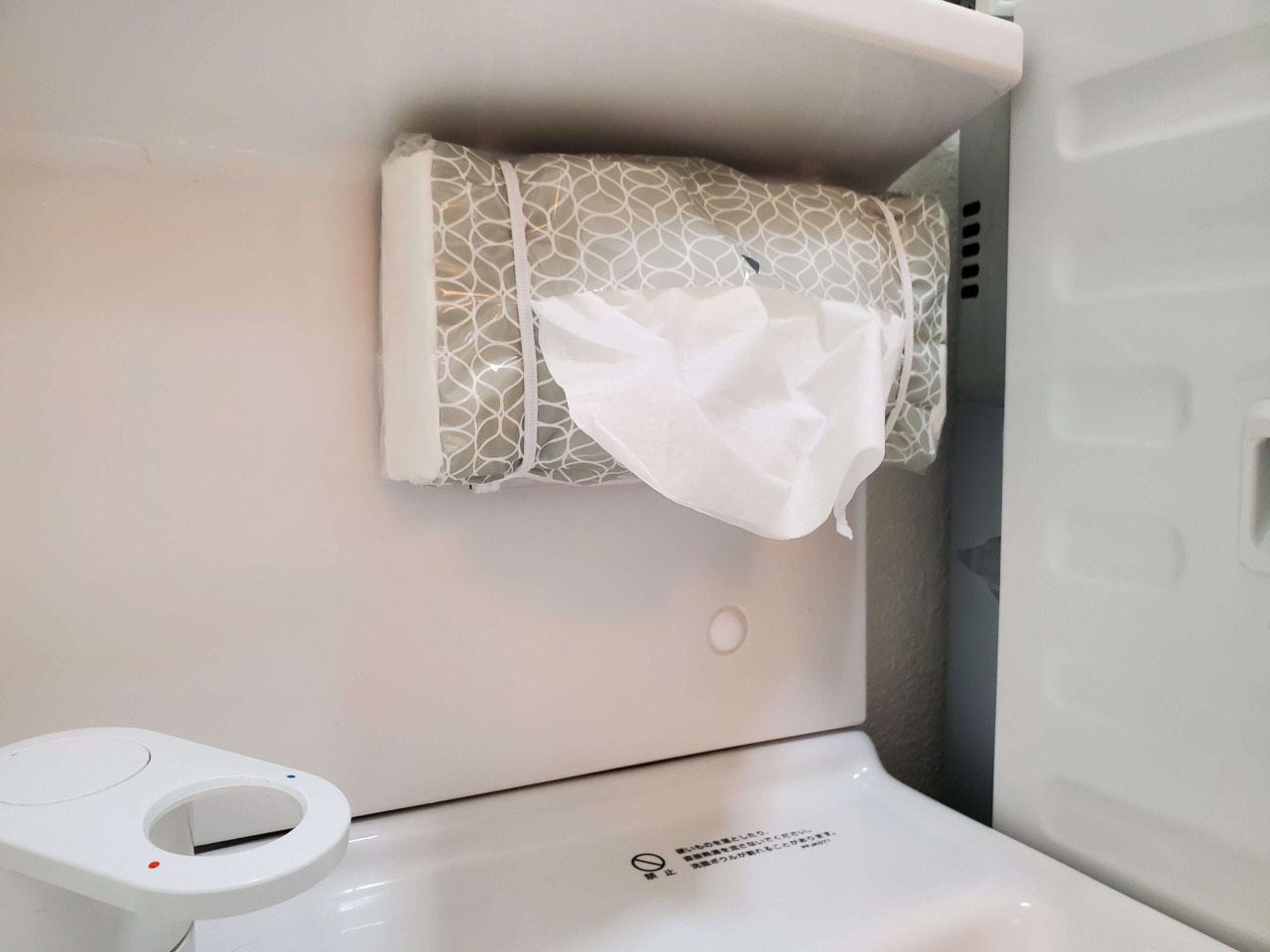 ボックスティッシュホルダー 壁ピタティッシュ 粘着テープタイプ 14×6.4×4cm100円ショップ 100円均一 100均一 100均 の通販はauPAY マーケット - 100円雑貨＆日用品卸−ＢＡＢＡＢＡau PAY マーケット－通販サイト