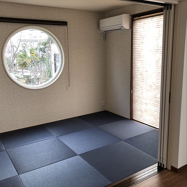 和室は4.5畳しか取れませんでしたが、１枚物の杉の床板、押入れは吊り押入れにし、床の間は丸窓と違い棚を付け、掘りごたつを設けました。居酒屋に行かなくてもおいしい料理とおいしいお酒があれば家庭内居酒屋の完成です🎵 三股町の施工事例です。お客様のお声を