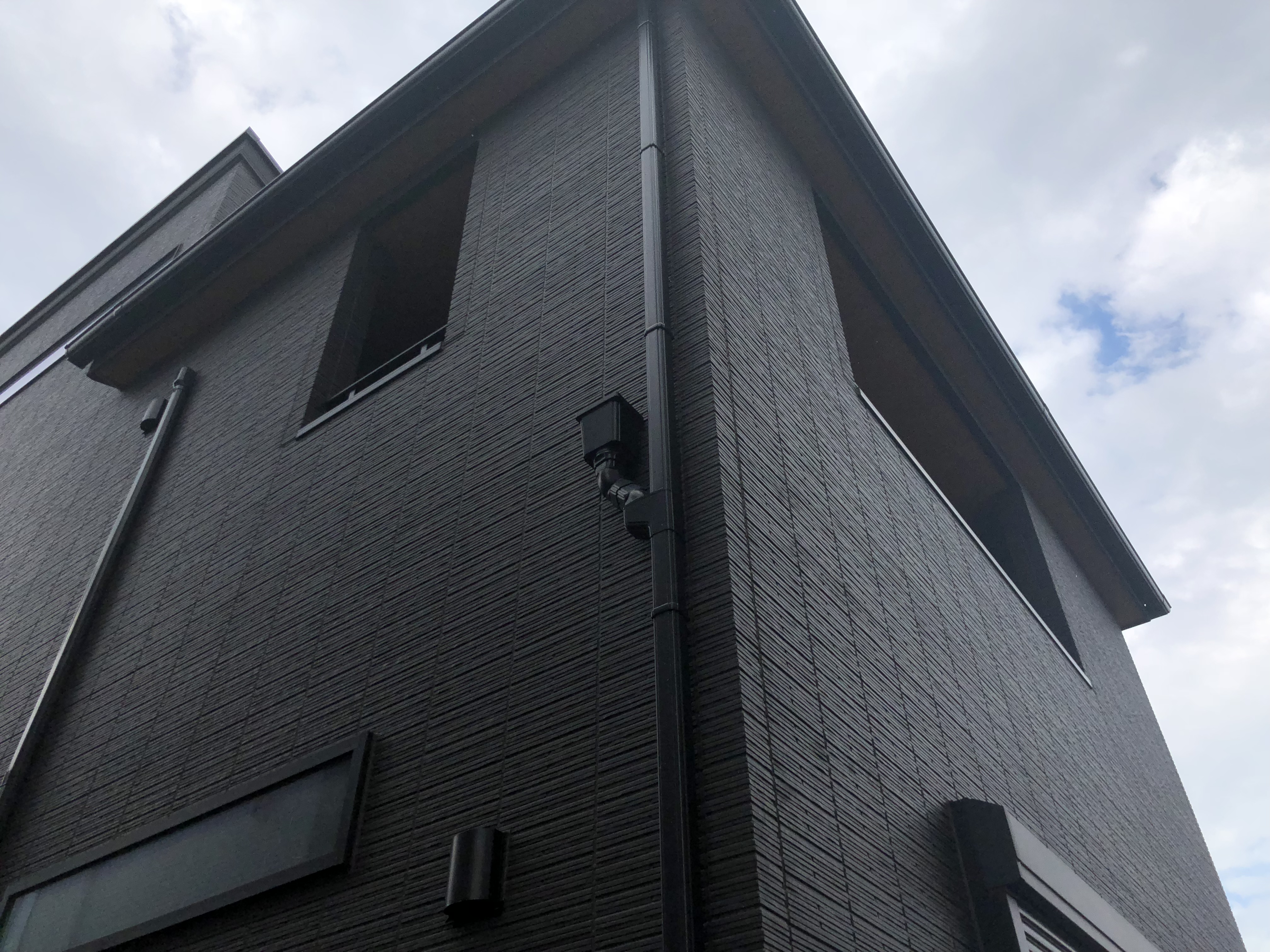 黒い外壁の家の魅力とは？暑さ対策とデザインのコツ福山市で注文住宅・平屋が得意な工務店スリーピースホーム