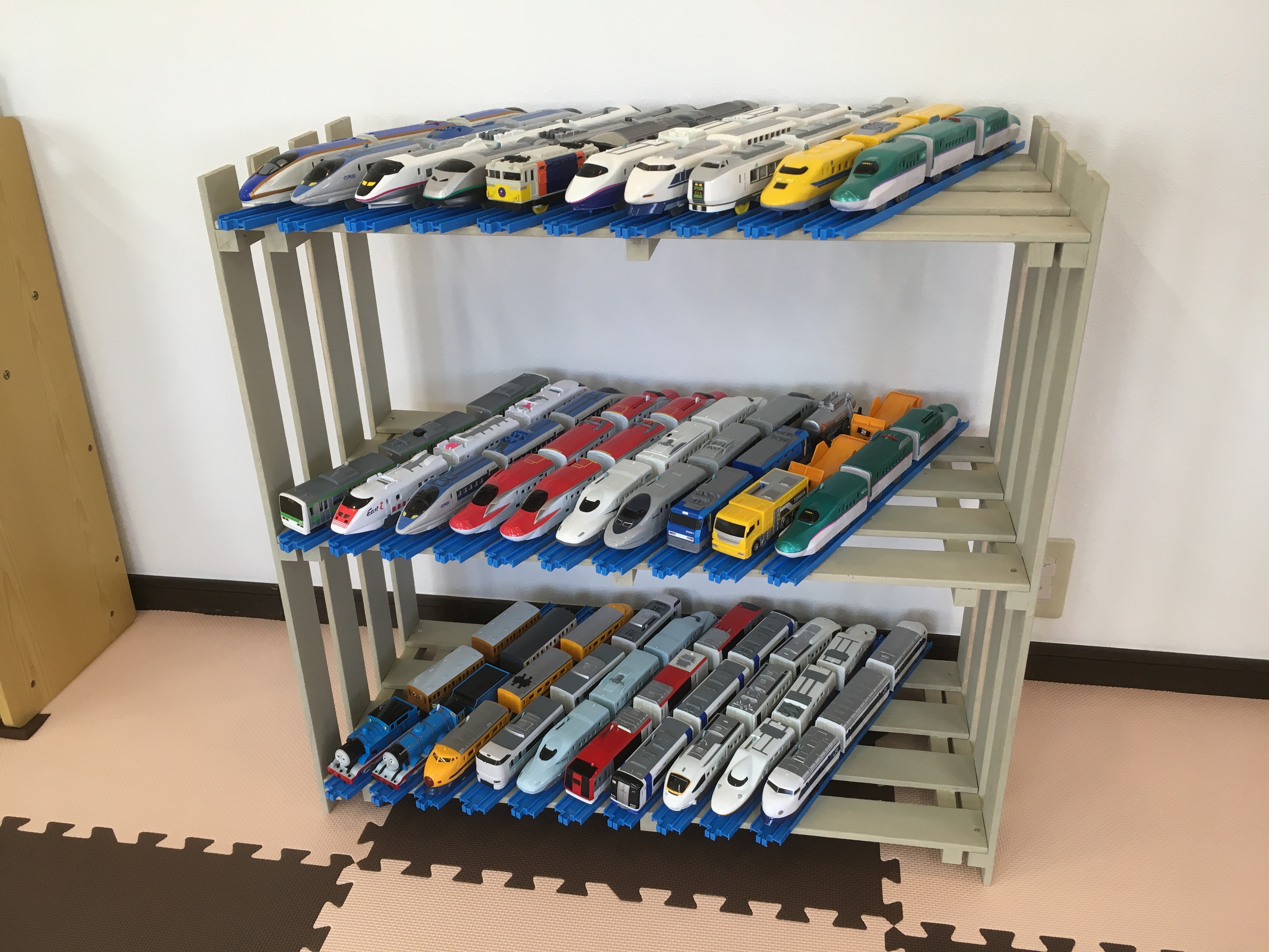 子供が自ら片付けたくなるプラレールディスプレイ型車両基地をDIYで作ってみた！Totto Life 誰でもできるDIY