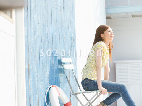 椅子に座る女性の写真素材24228102 毎月1点無料 フリー のストックフォト イメージマート