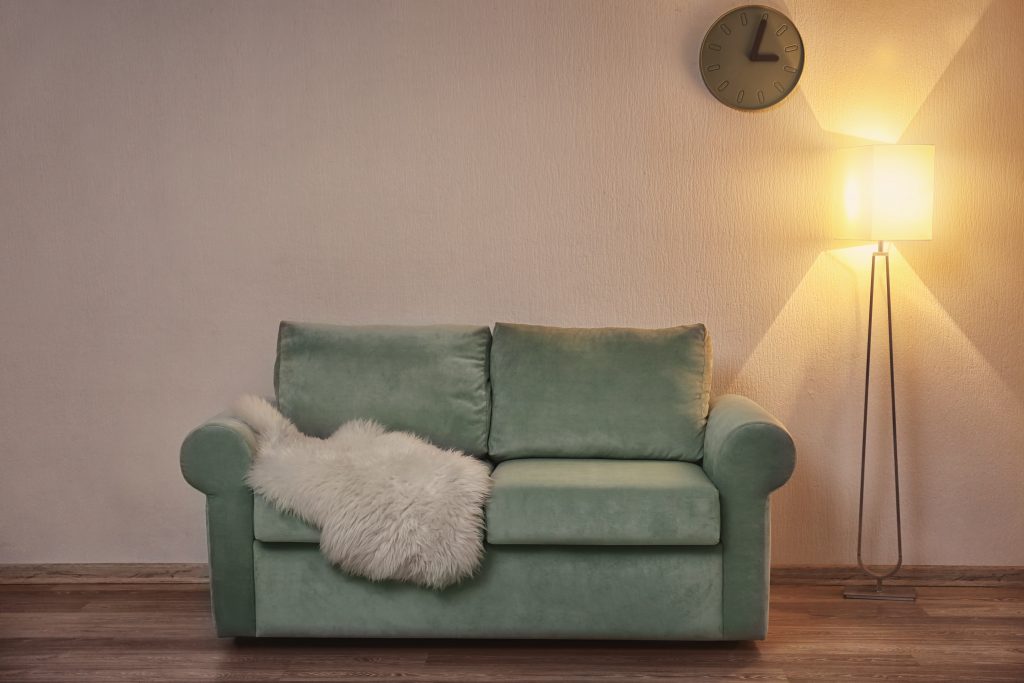 狭いリビングに置くソファの3つのポイント！広く見せるコツも紹介COVEARTH MAGAZINE